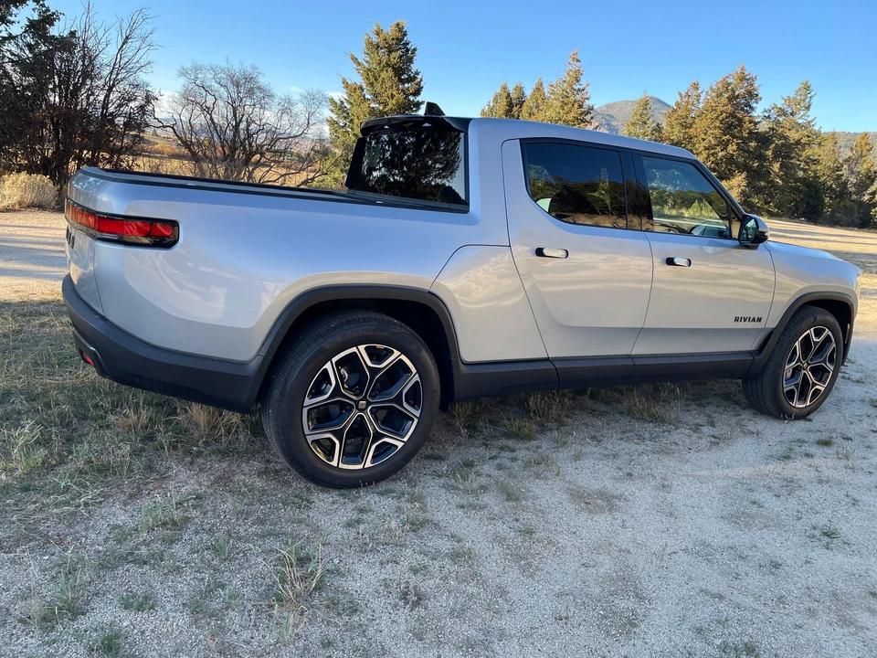 2025 Rivian R1T - Image 30 of 31