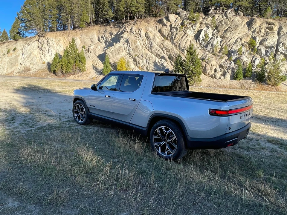 2025 Rivian R1T - Image 23 of 31