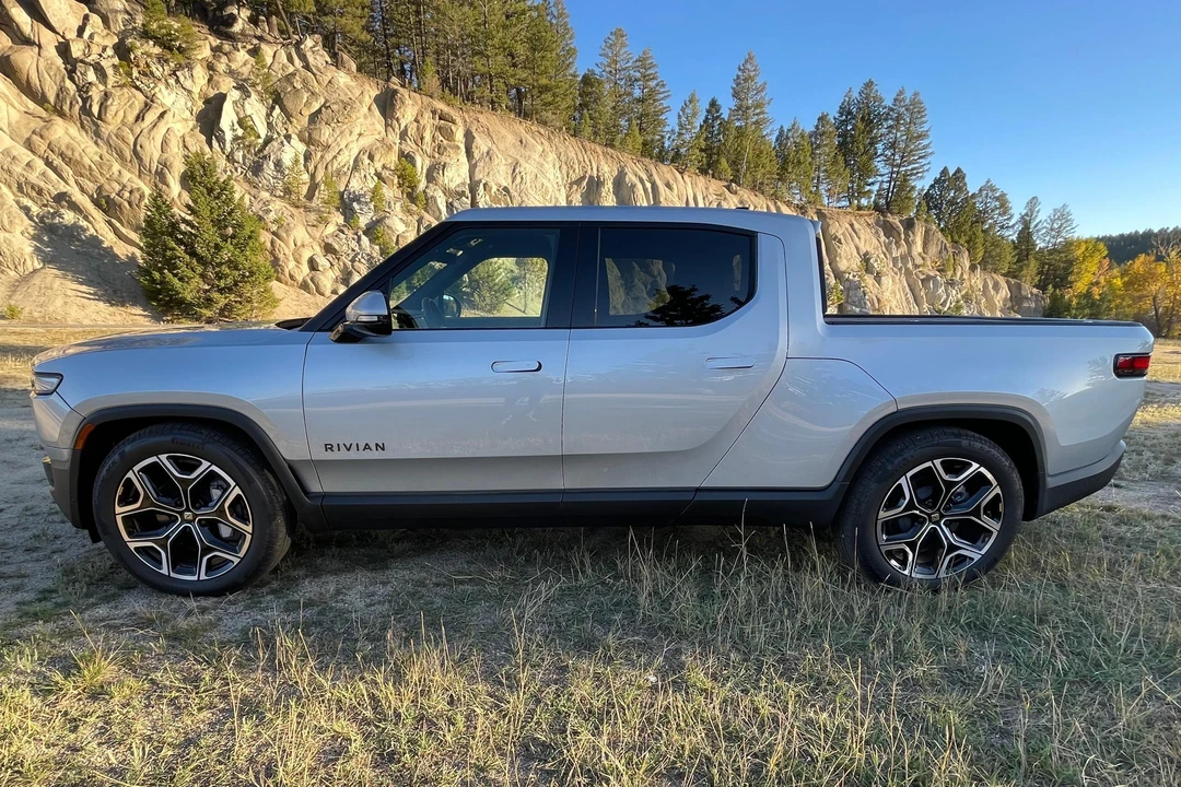 2025 Rivian R1T - Image 3 of 31