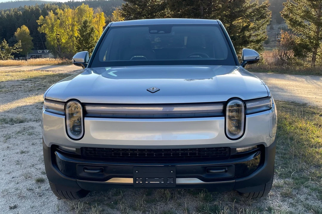 2025 Rivian R1T - Image 2 of 31