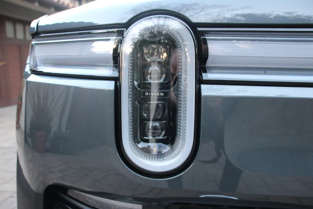 2025 Rivian R1T - Image 12 of 21