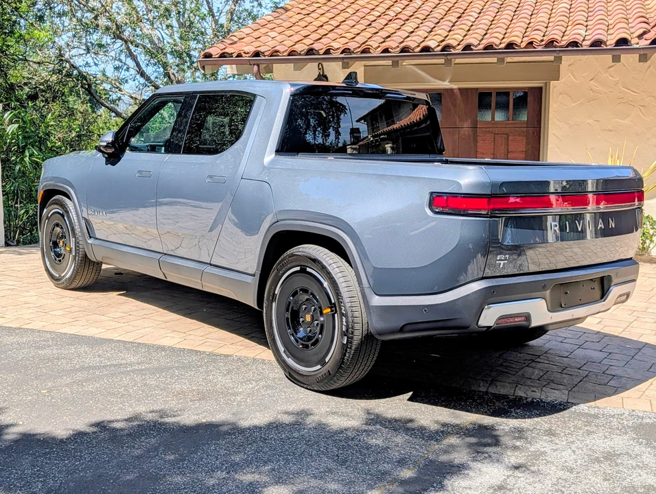 2025 Rivian R1T - Image 8 of 21