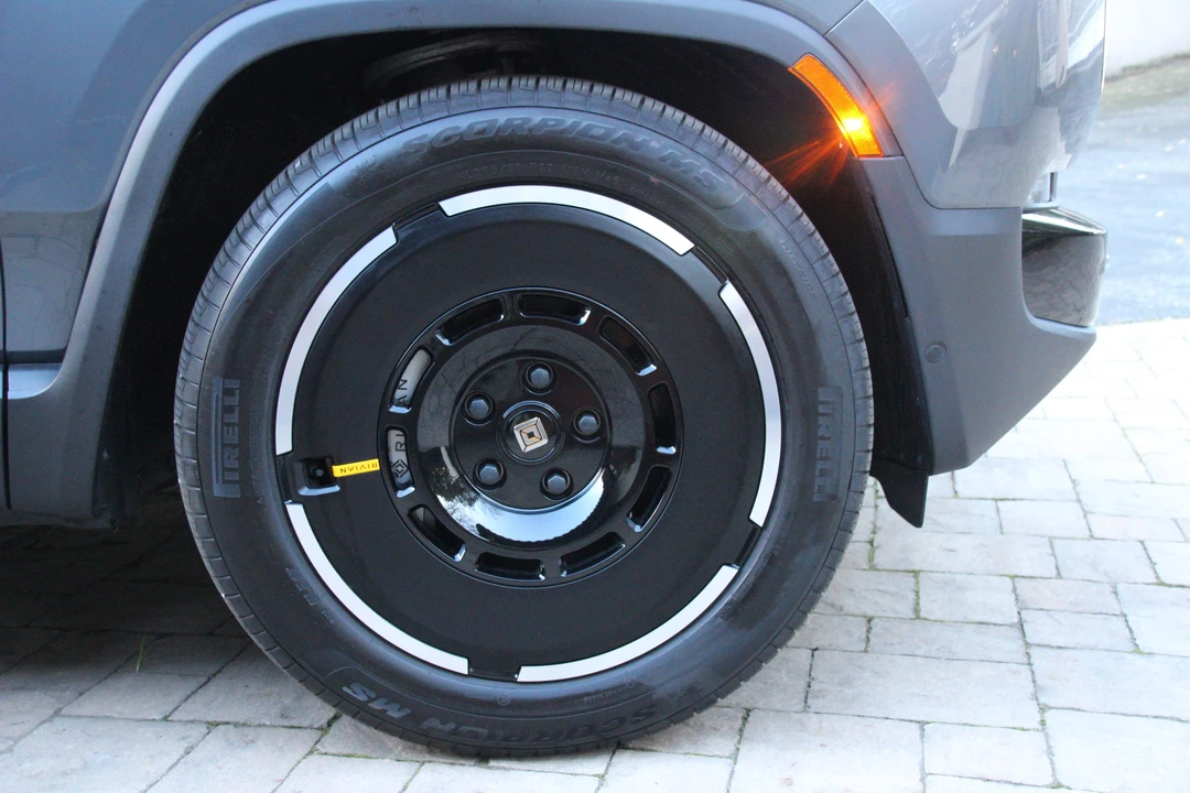 2025 Rivian R1T - Image 20 of 21