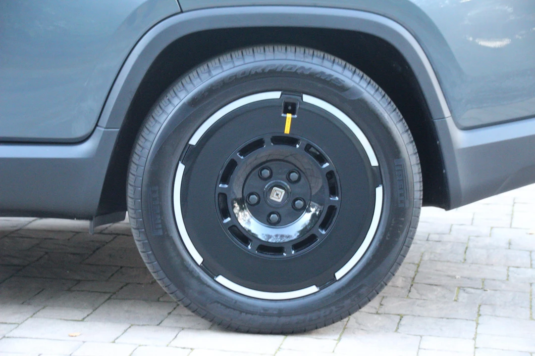 2025 Rivian R1T - Image 19 of 21