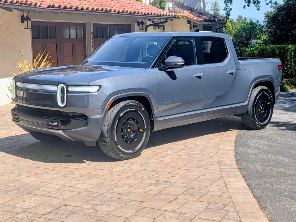 2025 Rivian R1T - Image 6 of 21