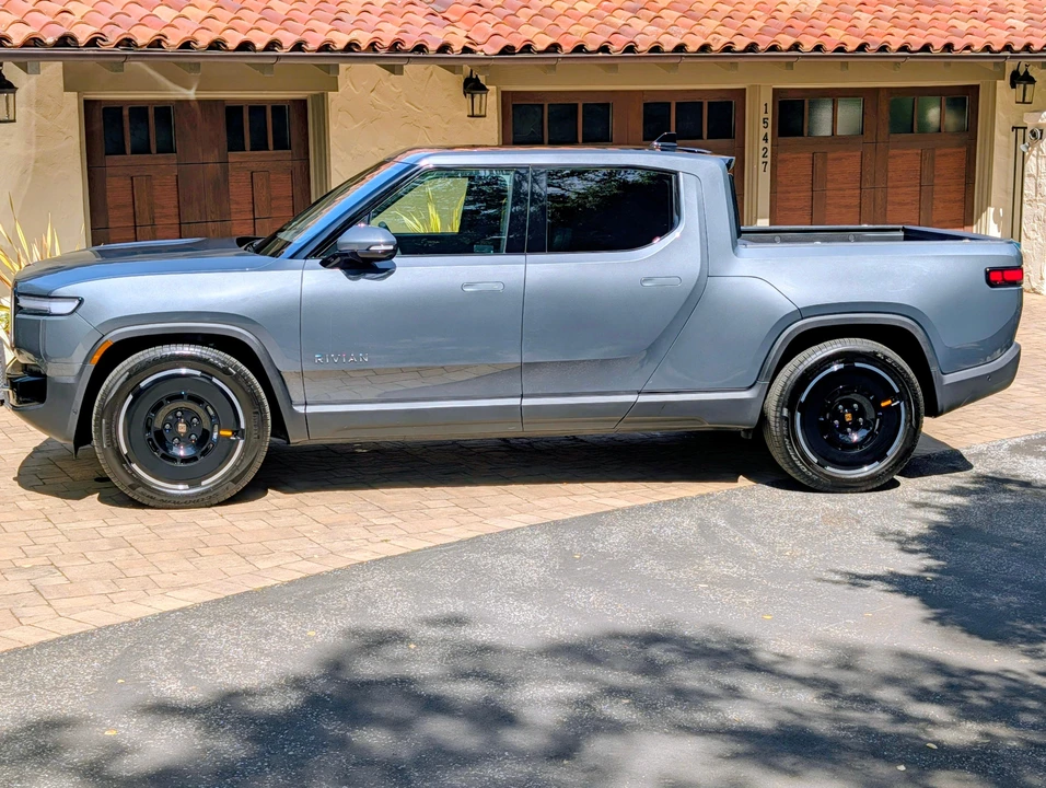 2025 Rivian R1T - Image 7 of 21