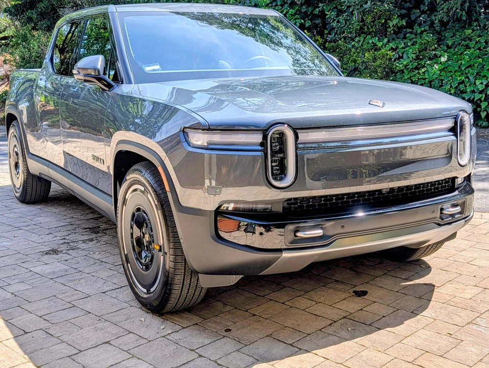 2025 Rivian R1T - Image 11 of 21