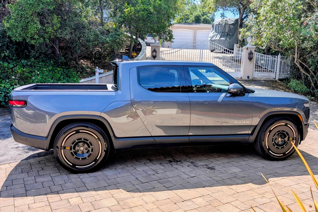 2025 Rivian R1T - Image 3 of 21
