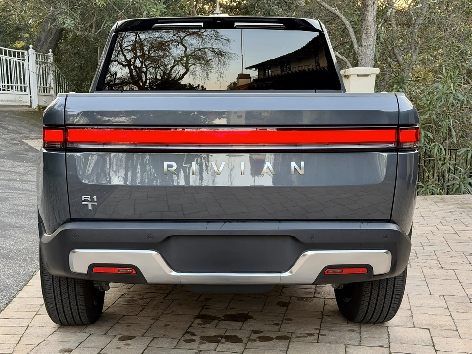 2025 Rivian R1T - Image 9 of 21