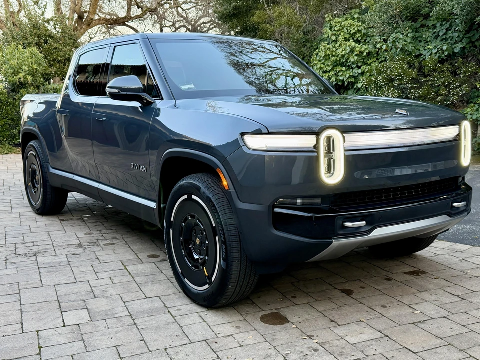 2025 Rivian R1T - Image 10 of 21