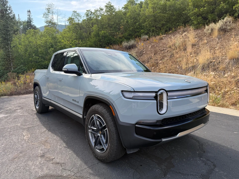 2025 Rivian R1T - Image 16 of 31