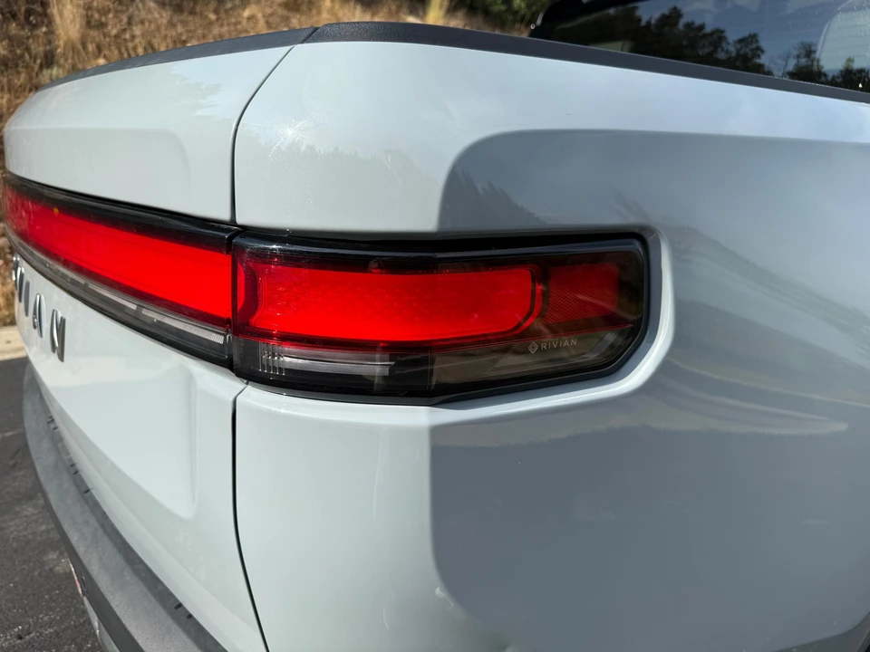 2025 Rivian R1T - Image 27 of 31