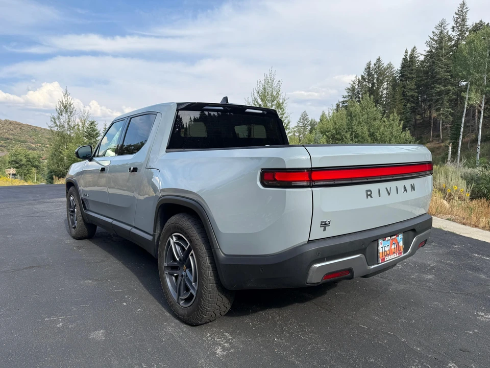 2025 Rivian R1T - Image 10 of 31