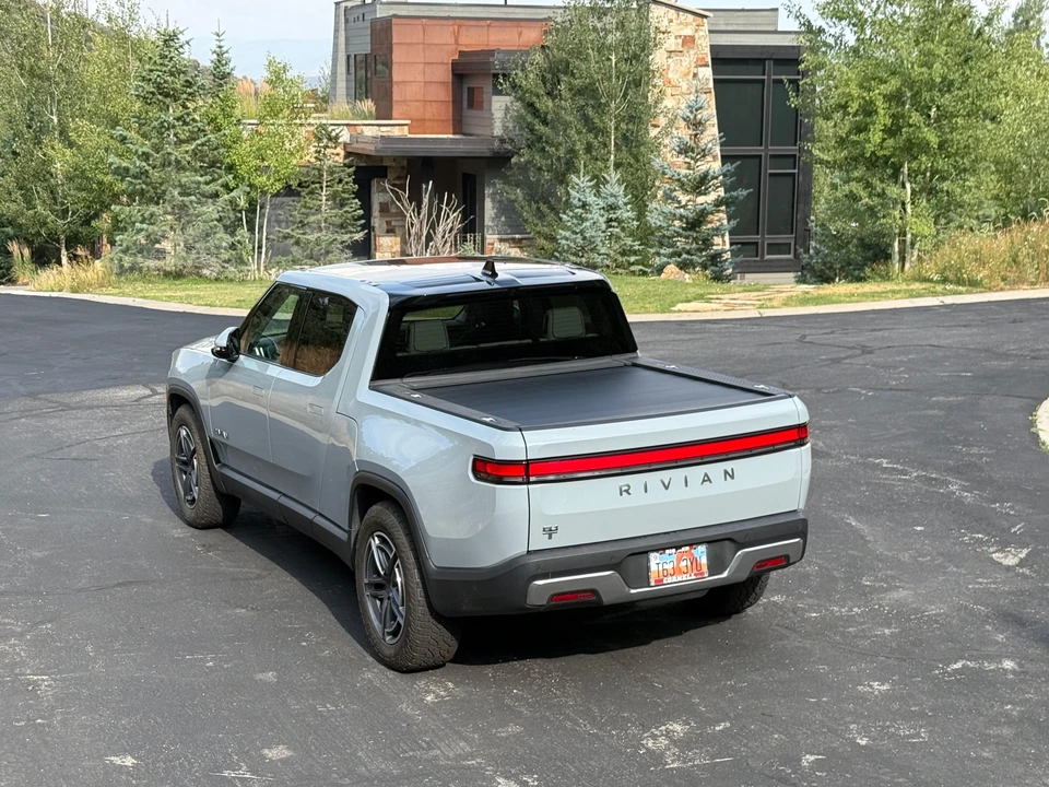 2025 Rivian R1T - Image 12 of 31