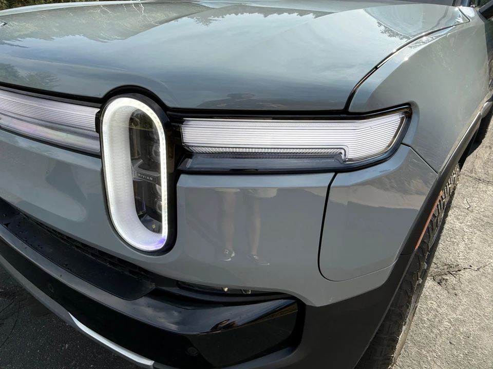 2025 Rivian R1T - Image 18 of 31