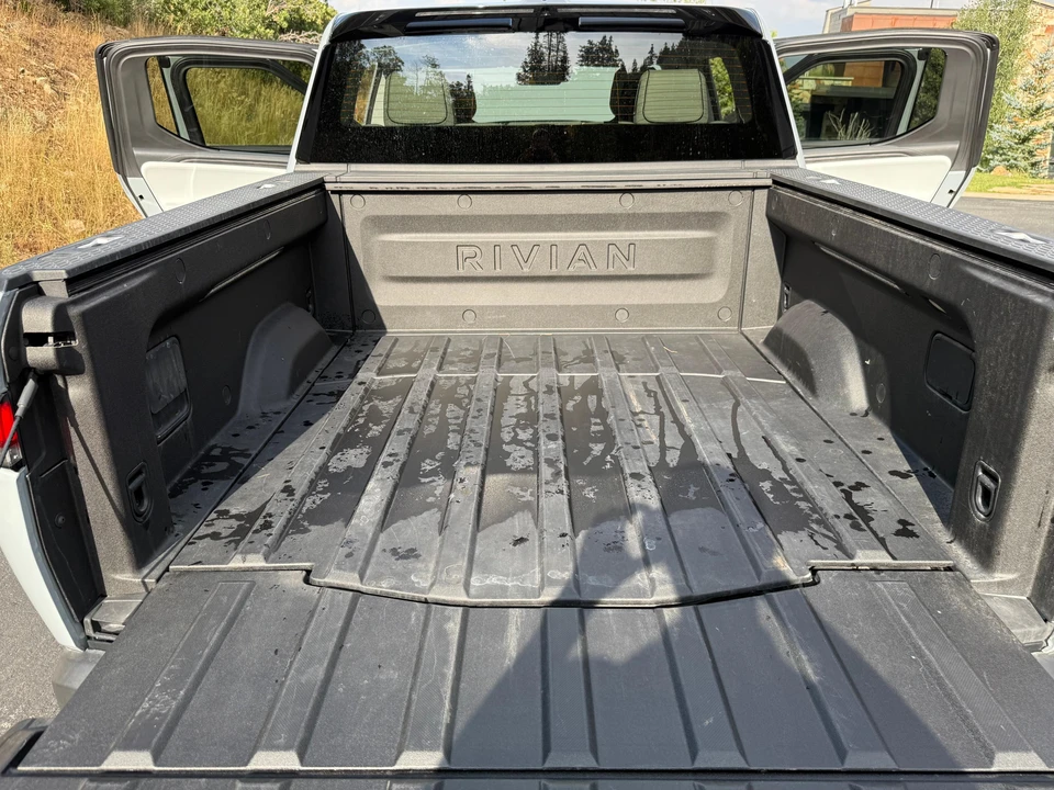 2025 Rivian R1T - Image 25 of 31