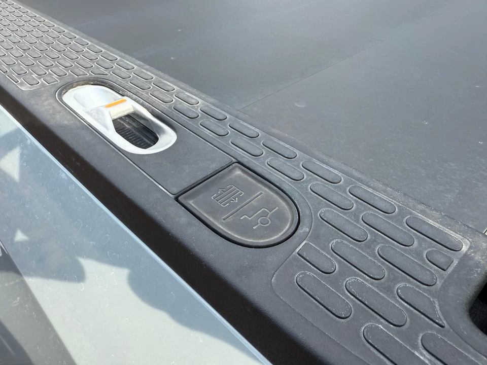 2025 Rivian R1T - Image 22 of 31