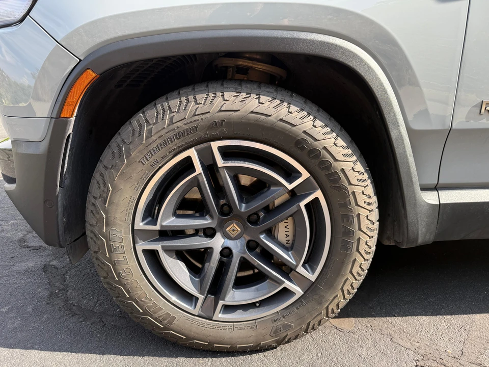 2025 Rivian R1T - Image 30 of 31