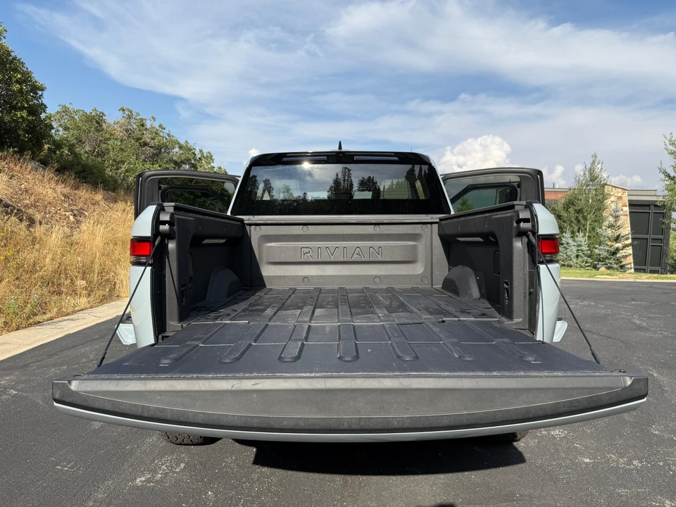 2025 Rivian R1T - Image 24 of 31