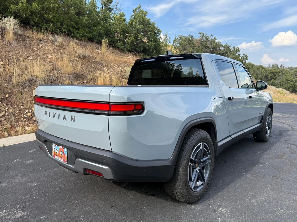 2025 Rivian R1T - Image 14 of 31