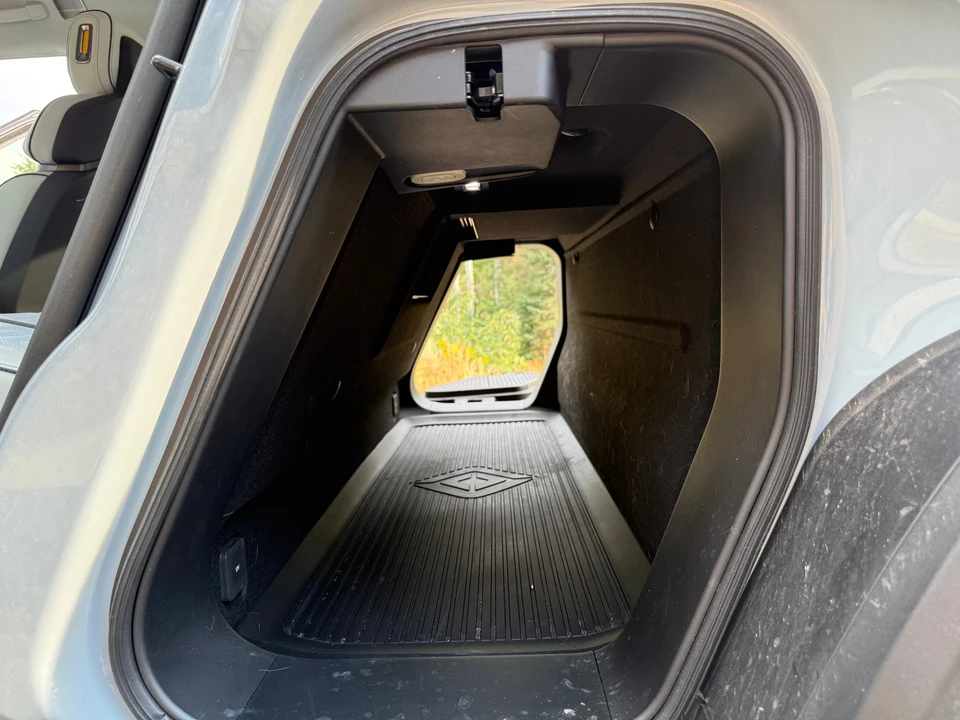 2025 Rivian R1T - Image 21 of 31