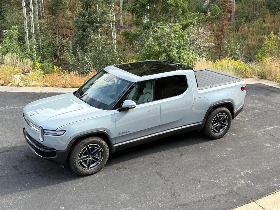 2025 Rivian R1T - Image 8 of 31