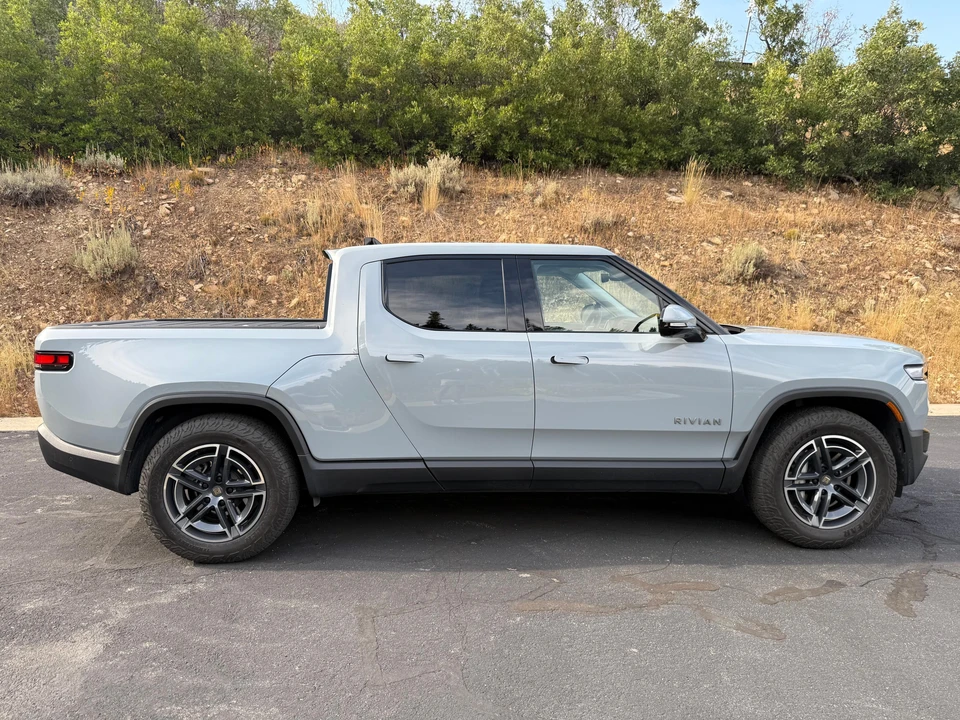 2025 Rivian R1T - Image 15 of 31