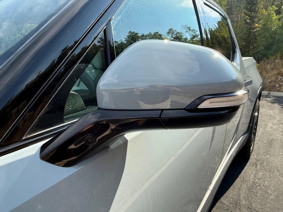 2025 Rivian R1T - Image 20 of 31