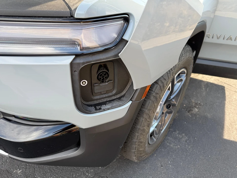2025 Rivian R1T - Image 19 of 31