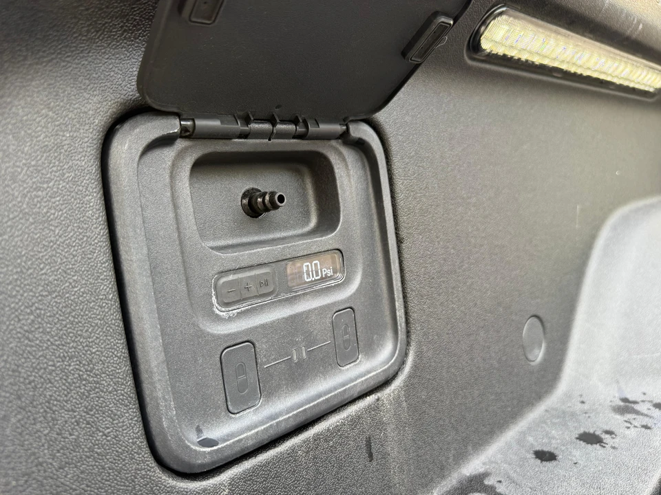 2025 Rivian R1T - Image 26 of 31