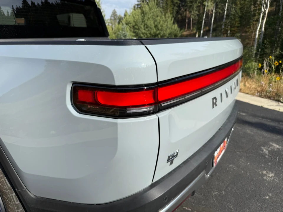 2025 Rivian R1T - Image 23 of 31