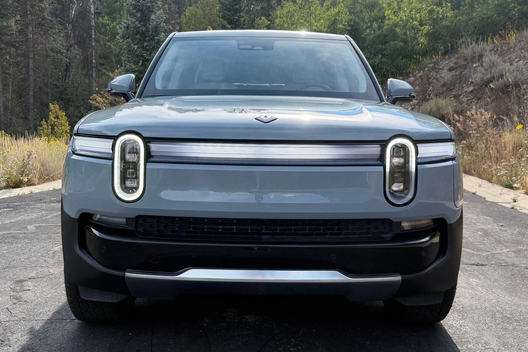 2025 Rivian R1T - Image 2 of 31