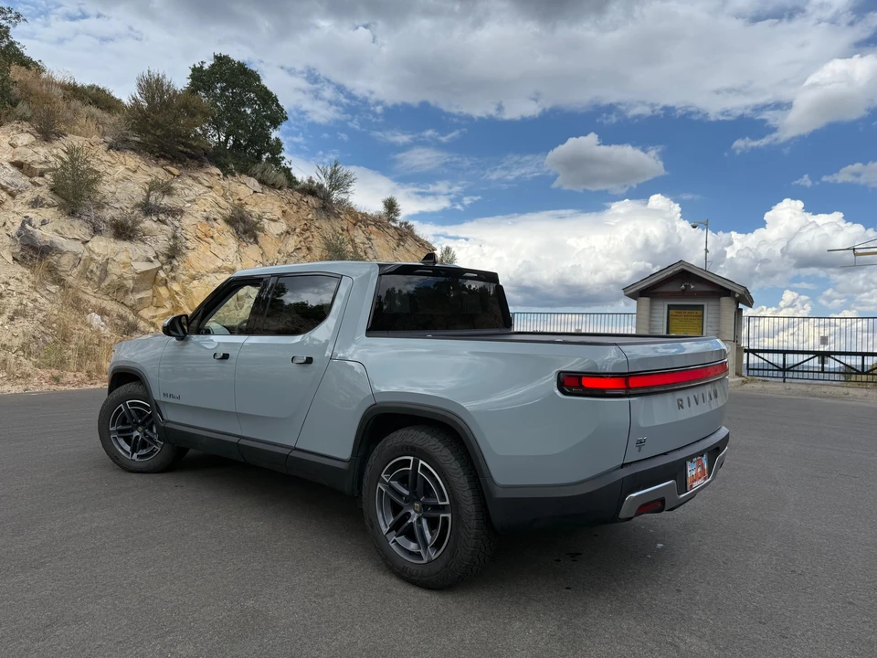 2025 Rivian R1T - Image 9 of 31