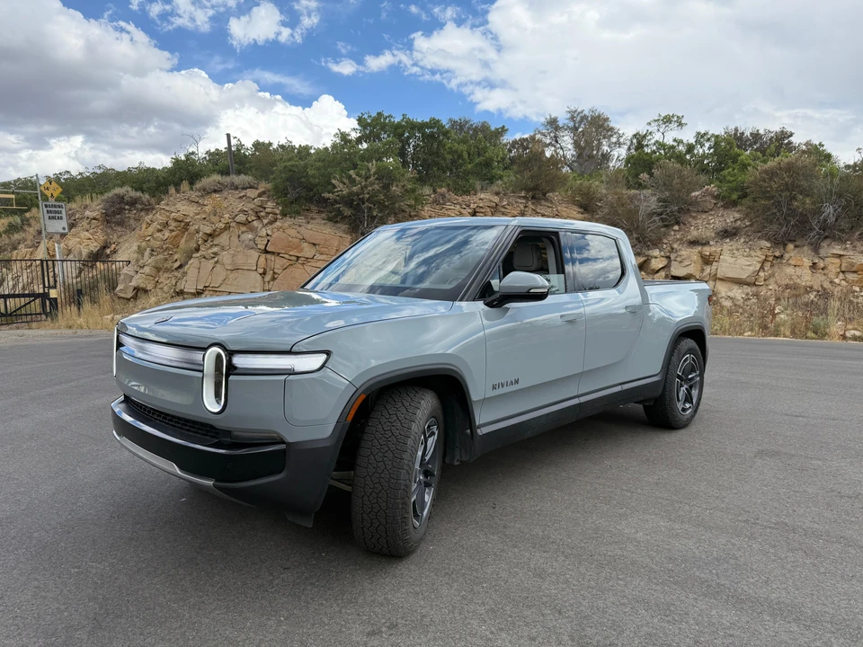2025 Rivian R1T - Image 7 of 31