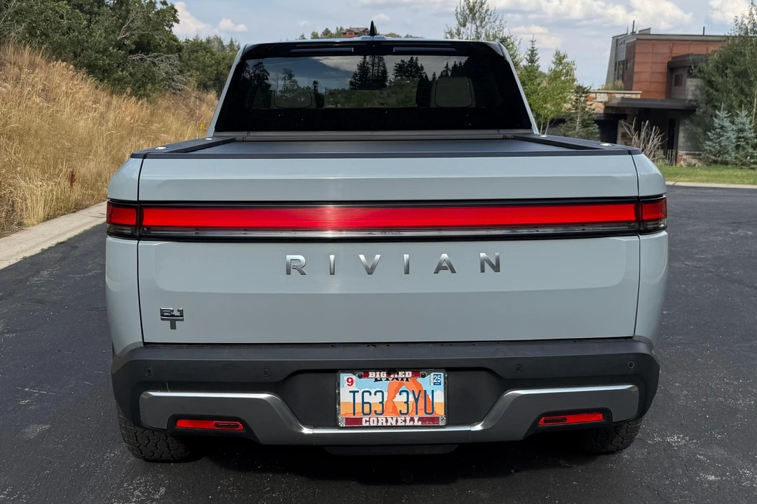 2025 Rivian R1T - Image 5 of 31