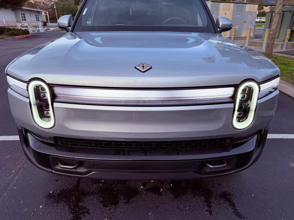 2025 Rivian R1T - Image 14 of 31