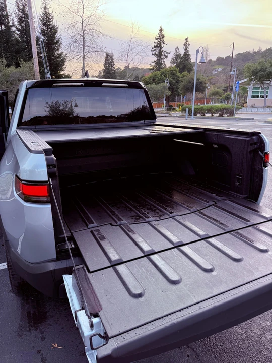 2025 Rivian R1T - Image 17 of 31