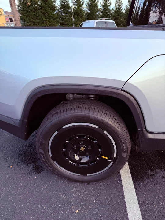 2025 Rivian R1T - Image 22 of 31