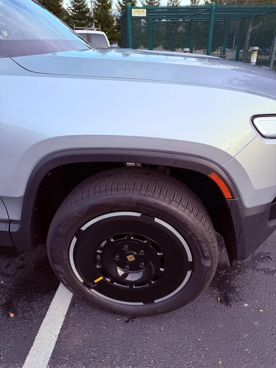 2025 Rivian R1T - Image 23 of 31