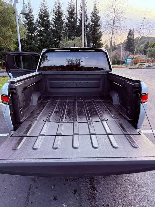 2025 Rivian R1T - Image 18 of 31