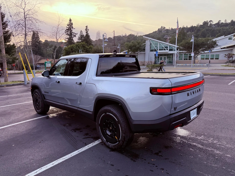 2025 Rivian R1T - Image 10 of 31