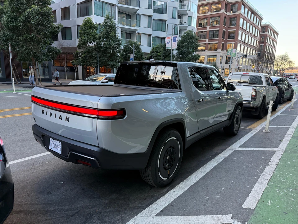 2025 Rivian R1T - Image 12 of 31