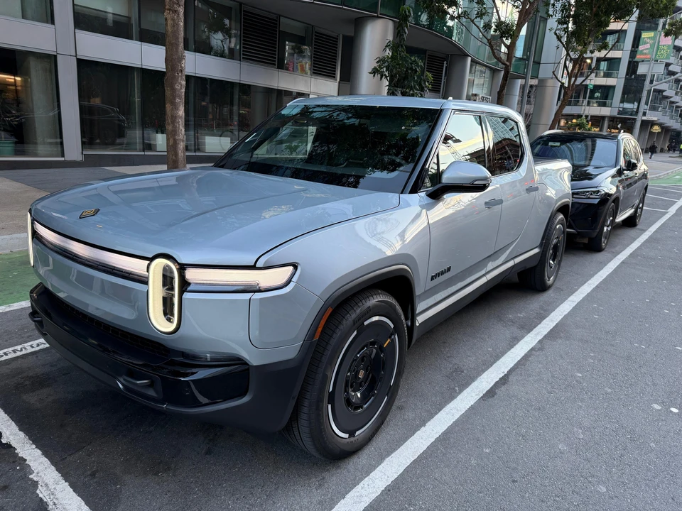 2025 Rivian R1T - Image 8 of 31