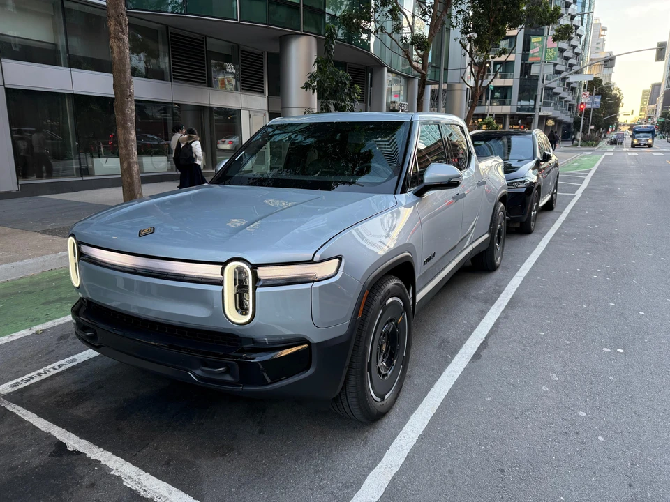 2025 Rivian R1T - Image 7 of 31