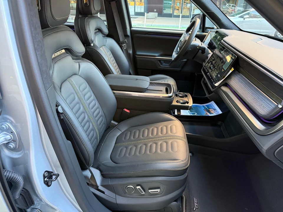 2025 Rivian R1T - Image 29 of 31