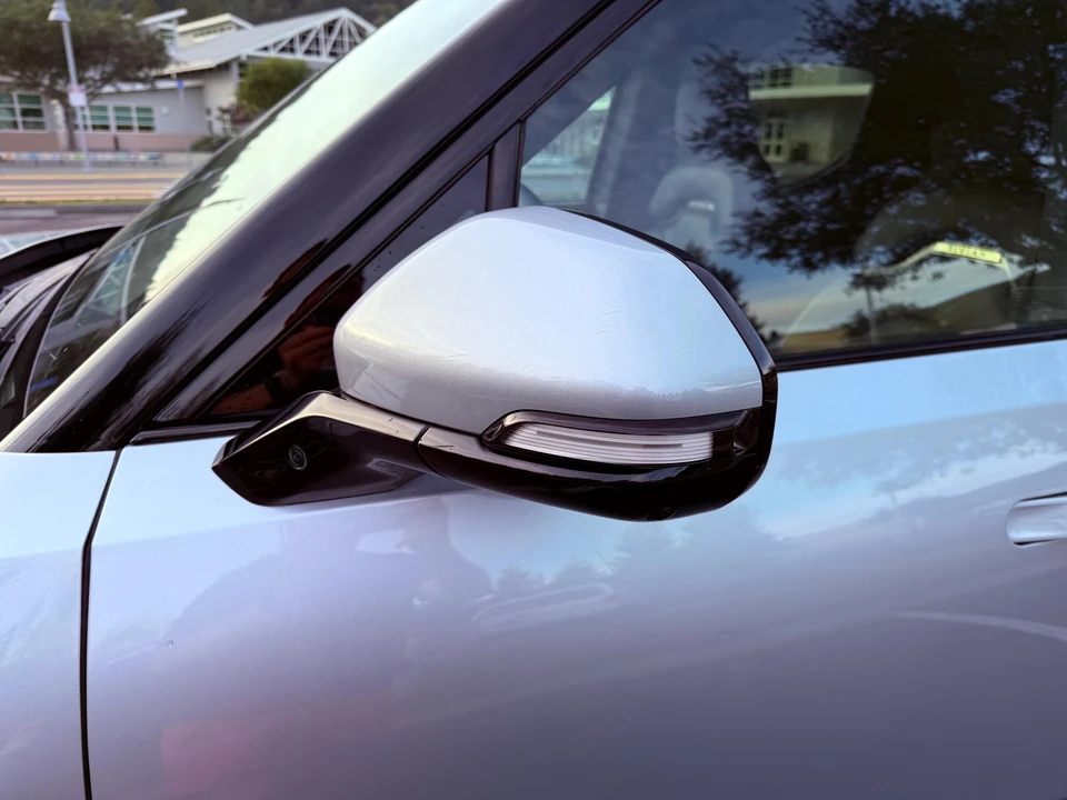 2025 Rivian R1T - Image 15 of 31