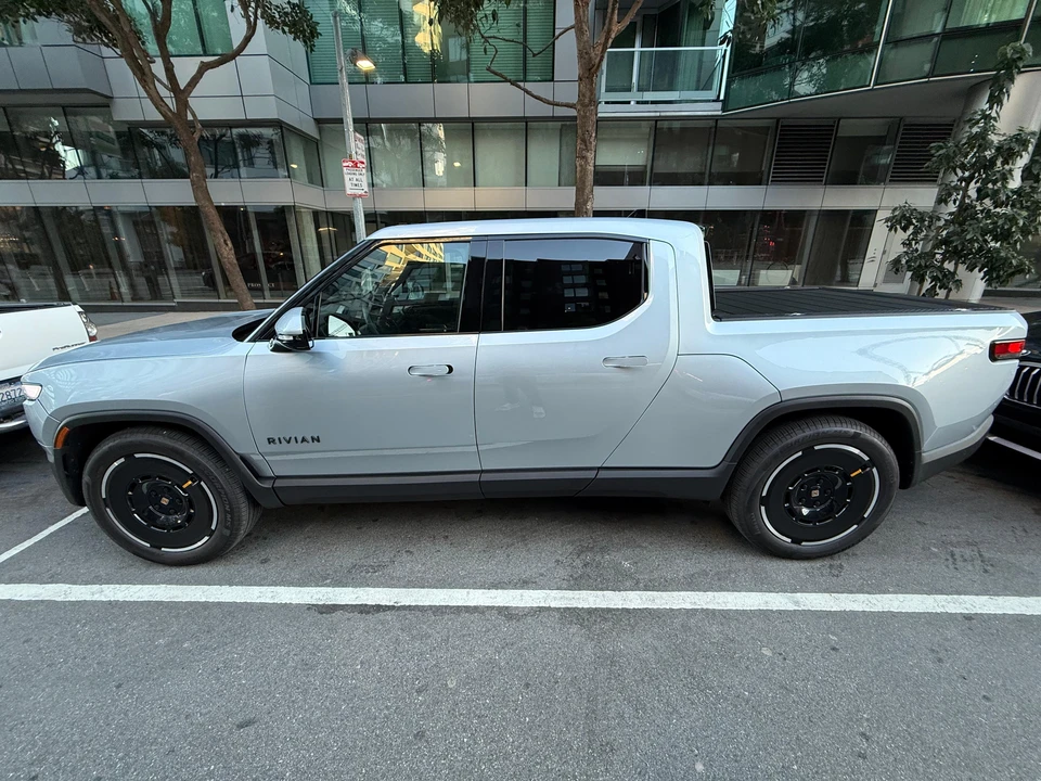 2025 Rivian R1T - Image 9 of 31