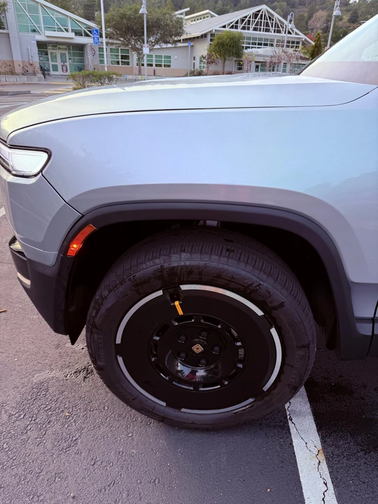 2025 Rivian R1T - Image 20 of 31
