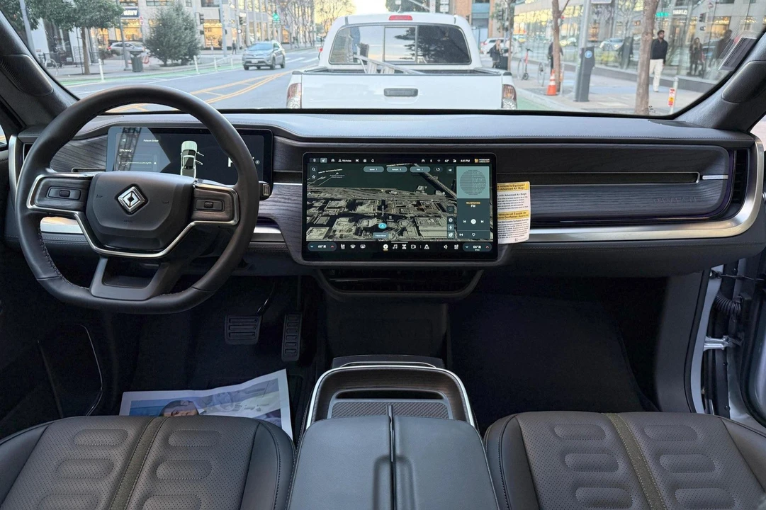 2025 Rivian R1T - Image 24 of 31