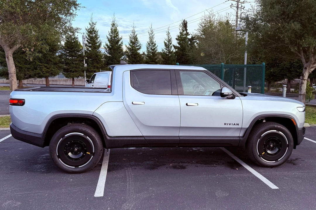 2025 Rivian R1T - Image 3 of 31
